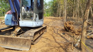 Küçük bir ekskavatör bir bina için zemin seviye çalışıyor