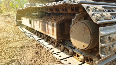 Taşlı çakıl groun ile kürek kirli ekskavatör paletli sürücü şasi boyunca görünümü