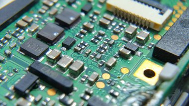 Entegre Devre, rezistanslar, kondansatörler, transistörler ve bağlantı hatları gibi mikro bileşenlere sahip elektronik devre kartları