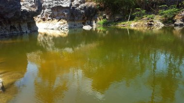 Kayalık kayalıkları ve berrak suları olan nehir, uzun kuraklık yüzünden kurumuş görünüyordu..