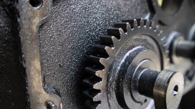 Dizel motorda dönen dişliler. Periyodik bakım daha uzun motor ömrü ve daha iyi performans sağlayabilir