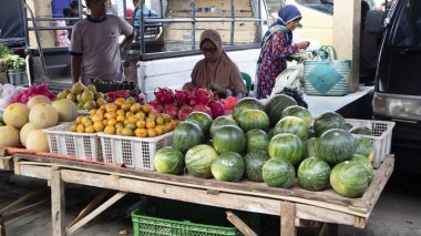 Yerel çiftçilerin temel ürünü olarak çeşitli tarım ürünleriyle geleneksel pazarlarda ticaret yapmak