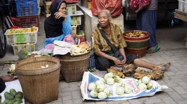 Yerel çiftçilerin temel ürünü olarak çeşitli tarım ürünleriyle geleneksel pazarlarda ticaret yapmak
