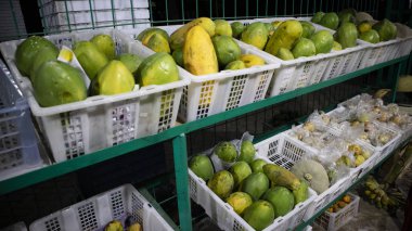 Papaya ve mango mini market kutusunda. İyi iş değeri olan kolay yetiştirme süreci