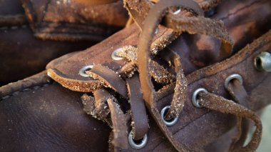 En kaliteli deri ayakkabılar çalışırken güvenliği sağlar.