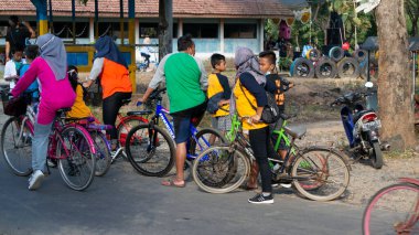 Bazı insanlar arabasız gün etkinliğindeydiler. Bisiklet sürerken sohbet ediyor ve tatil atmosferinden zevk alıyor gibiydiler. - Evet. Ponorogo, Endonezya - 30 / 06 / 2020