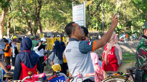 Uomo Adulto Viene Visto Scattare Selfie Utilizzando Una Fotocamera Dello — Foto Stock