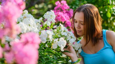 Yaz aylarında çiçekler de güzel genç kız
