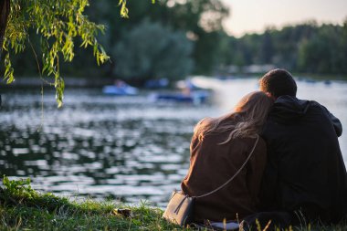 Bir yaz gününde gölün kıyısında bir çift aşık