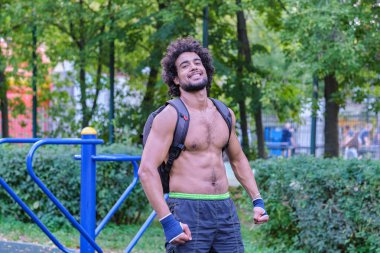 Boksör bir sokak spor sahasında trenler