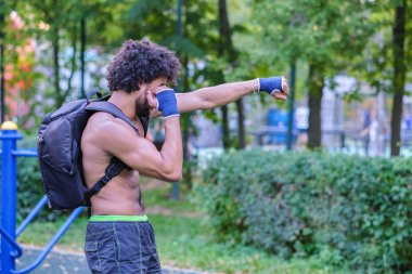 Boksör bir sokak spor sahasında trenler