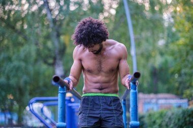 Boksör bir sokak spor sahasında trenler