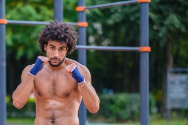 Boksör bir sokak spor sahasında trenler