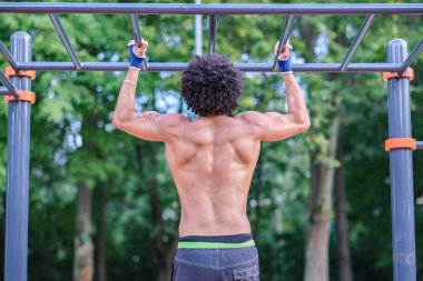 Boksör bir sokak spor sahasında trenler