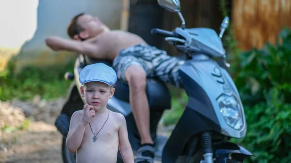 Dois meninos com uma scooter na aldeia no verão — Fotografia de Stock