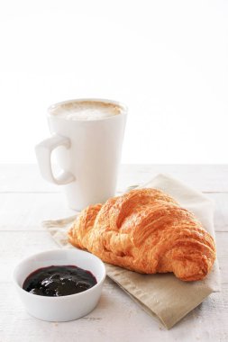taze pişmiş kruvasan kahvaltı