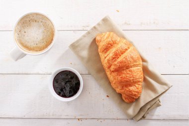 taze pişmiş kruvasan kahvaltı