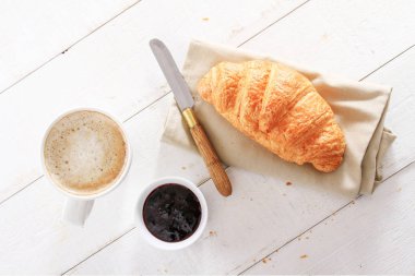 taze pişmiş kruvasan kahvaltı