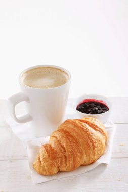 taze pişmiş kruvasan kahvaltı