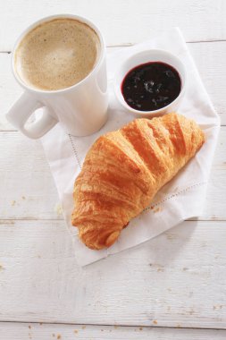 taze pişmiş kruvasan kahvaltı