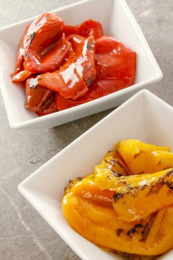 Char kırmızı ve sarı biber ızgara