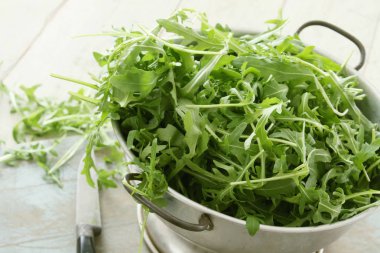 roket salata yaprakları kevgir içinde