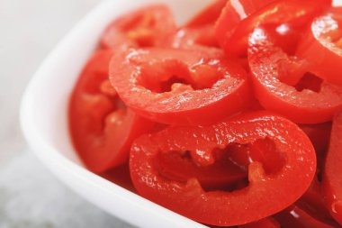 dilimlenmiş kırmızı biberler hazır