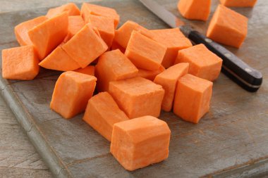 Doğrama Kurulu üzerinde havuç hazırlanan