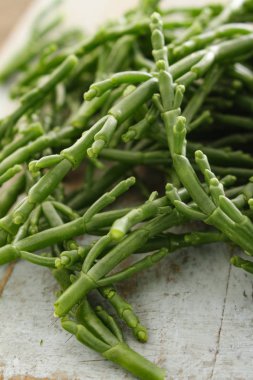 tabak içinde siyah fermente sarımsak