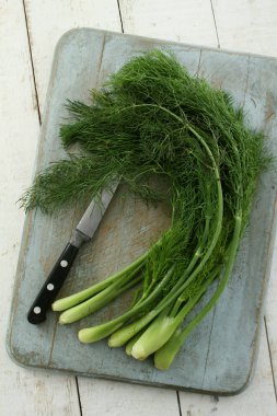 tabak içinde siyah fermente sarımsak