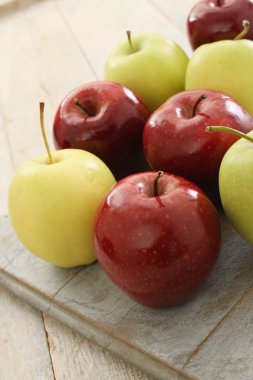 Ahşap tahta üzerinde olgun elma