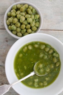 çanak içindeki iliği şişman bezelye