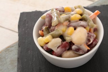 tabak karışık fasulye salatası