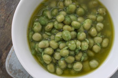 Beyaz tabak içinde hazırlanmış iri bezelye bezelye