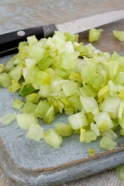 Doğrama Kurulu üzerinde taze dices pırasa