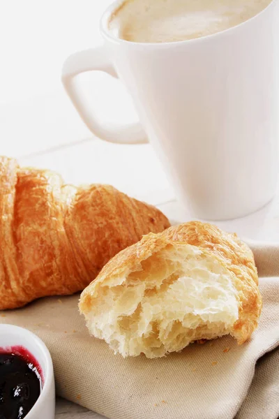 Frisch Gebackenes Croissant Frühstück — Stockfoto