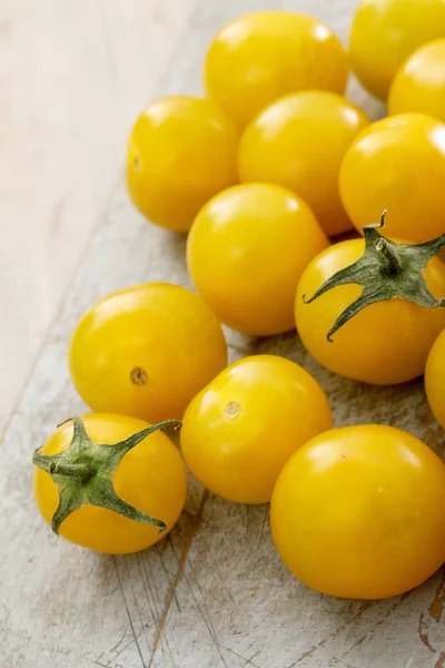 Pequenos Tomates Amarelos Tábua Cortar — Fotografia de Stock