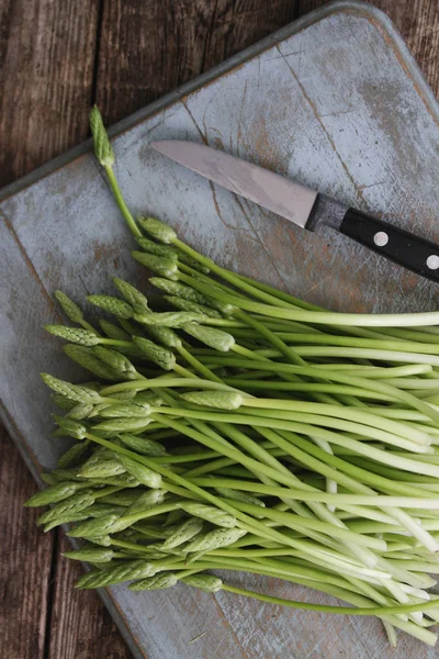 Asperges Sauvages Sur Planche Découper — Photo