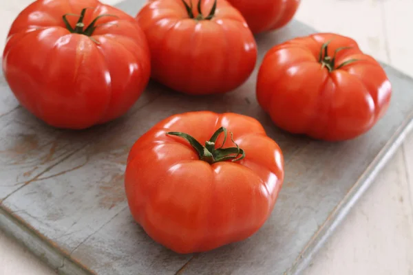 Hele Rundvlees Tomaten Hakken Bestuur — Stockfoto