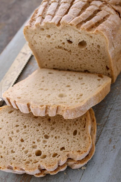 Свежий Нарезанный Хлеб Борту — стоковое фото
