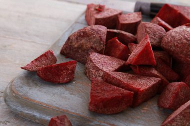 pişmemiş pancar Doğrama Kurulu üzerinde hazırlanan