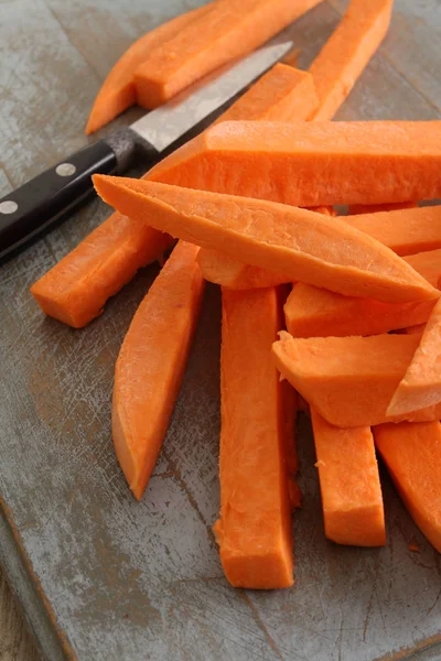 Zubereitete Ungekochte Süßkartoffelfrites — Stockfoto