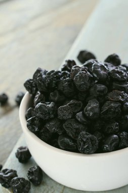 tabak içinde kurutulmuş kuş üzümü