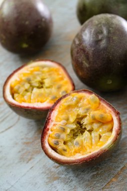 taze tutku meyve hazırlanıyor