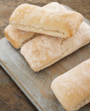 ciabatta ekmeği kesme tahtası üzerinde rulo 