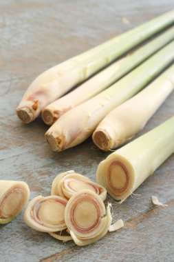 limon otu kaynaklanıyor ahşap arka plan üzerinde 