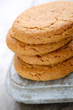 zencefil ek bisküvi masada