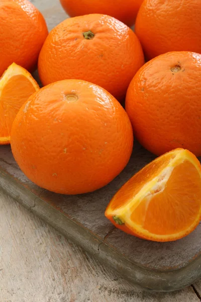 Приготовление Свежих Апельсиновых Фруктов — стоковое фото