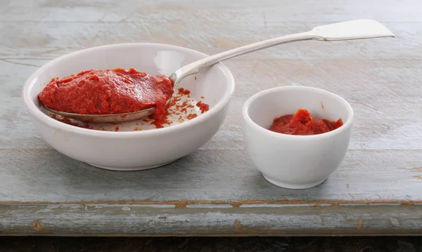 접시에 토마토 붙여넣기 — 스톡 사진
