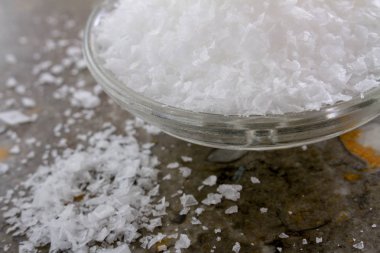 kabın içinde toz deniz tuzu